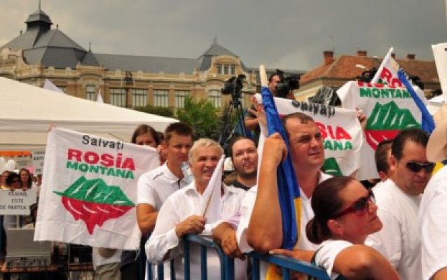 Zeci de persoane au protestat, pentru a 16-a zi împotriva proiectului Roşia Montană, la Bucureşti